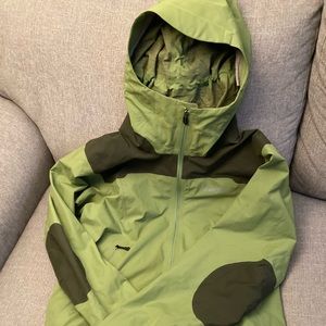 Men’s green Patagonia soft shell